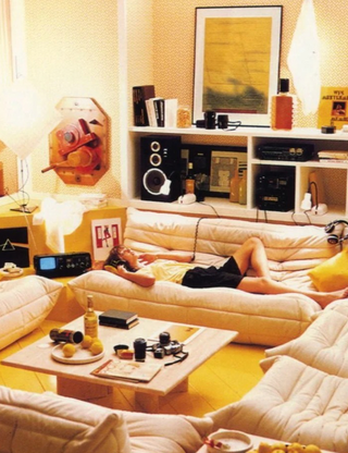 SURRENDER CHAIR ORNAMENT